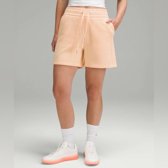 🆕 Lululemon Scuba High-Rise Short 5" in Peach Bellini Size 6 - Picture 1 of 7